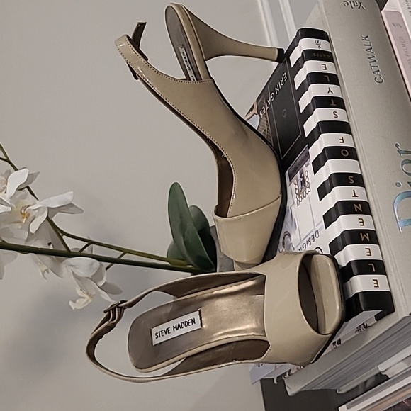 Like New. Steve Madden Size 8 patent taupe/greige/nude/tan peep toe heels. - Picture 1 of 6